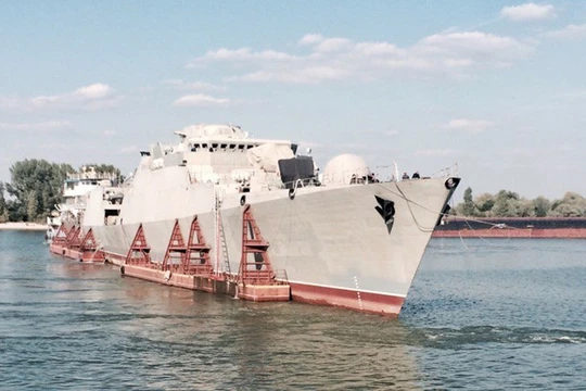 Ảnh tàu Gepard 3.9 thứ 3 của Việt Nam tại thành phố Azov (vùng Rostov), trước khi vào biển Azov, ngày 7.9