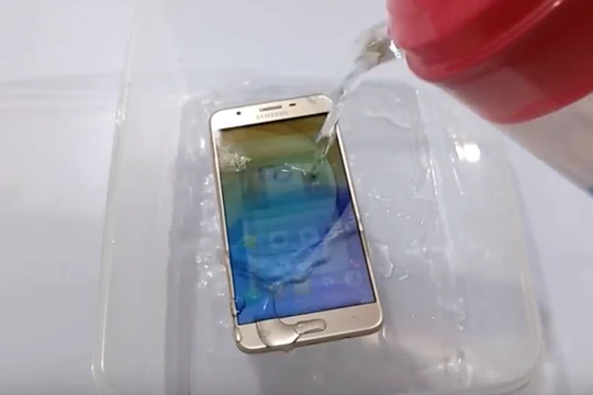 Dù chỉ là một smartphone tầm trung nhưng Galaxy J7 Prime vẫn phải đối mặt thử thách kiểm tra độ bền, khả năng chống nước.