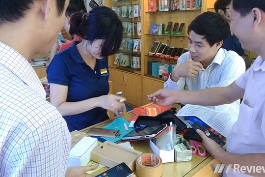 Khách hàng đang mua điện thoại ở một cửa hàng lớn ở Hà Nội. Điện thoại xách tay cũng được nhiều người quan tâm vì giá rẻ hơn hẳn so với hàng chính hãng.