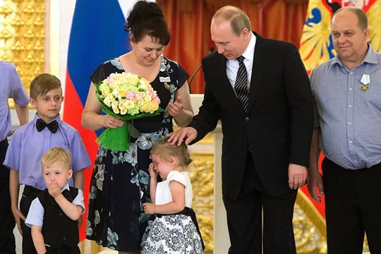 Video: Putin trổ tài dỗ bé gái đang khóc ở điện Kremlin