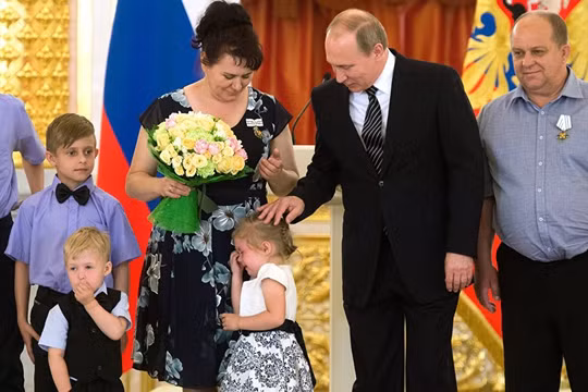 Video: Putin trổ tài dỗ bé gái đang khóc ở điện Kremlin