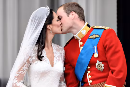 London, ngày 29/4/2011, cặp tân lang - tân nương Hoàng tử William và nữ công tước xứ Cambridge Kate trên ban công Cung điện Buckingham. Ngày Quốc tế Nụ hôn - Những nụ hôn nổi tiếng lịch sử thế giới