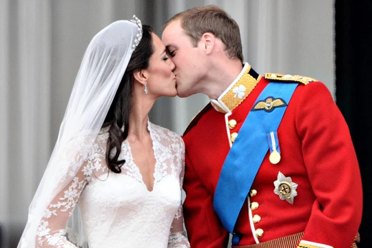 London, ngày 29/4/2011, cặp tân lang - tân nương Hoàng tử William và nữ công tước xứ Cambridge Kate trên ban công Cung điện Buckingham. Ngày Quốc tế Nụ hôn - Những nụ hôn nổi tiếng lịch sử thế giới