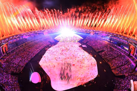 Sân vận động Maracana được phủ bởi những mà sắc huyền ảo của pháo hoa và ánh sáng.