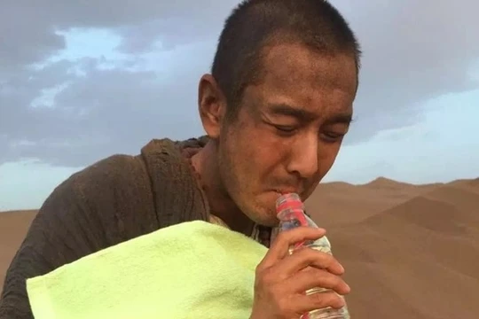 Video: Xót xa nhìn cảnh Huỳnh Hiểu Minh lấm lem lam lũ