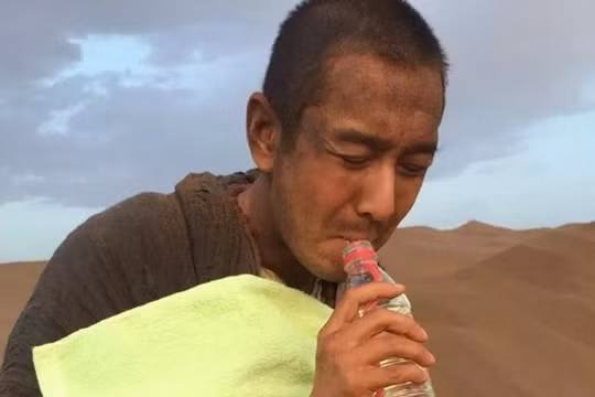 Video: Xót xa nhìn cảnh Huỳnh Hiểu Minh lấm lem lam lũ