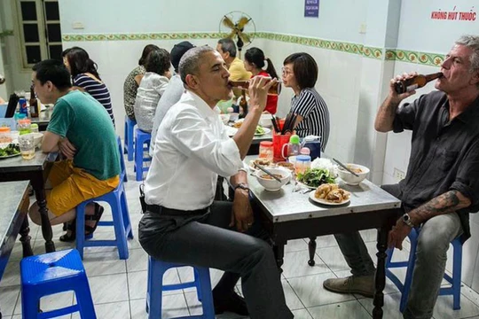 "Món này thật tuyệt vời! Xuất sắc! Quá ngon!", ông Obama đã thốt lên sau khi ăn miếng bún đầu tiên.