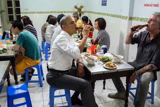 "Món này thật tuyệt vời! Xuất sắc! Quá ngon!", ông Obama đã thốt lên sau khi ăn miếng bún đầu tiên.