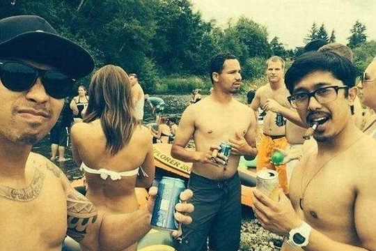 Một chiếc gối ngủ nằm sai vị trí khiến nhiều liên tưởng khác lạ nảy sinh.