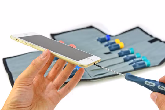 Video: iPhone bị xẻo thịt tan tành trong 11 giây