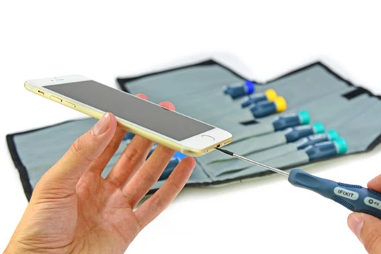 Video: iPhone bị xẻo thịt tan tành trong 11 giây