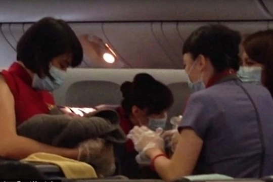 Hy hữu bé trai sinh ở độ cao 10 ngàn mét trên bầu trời Việt Nam