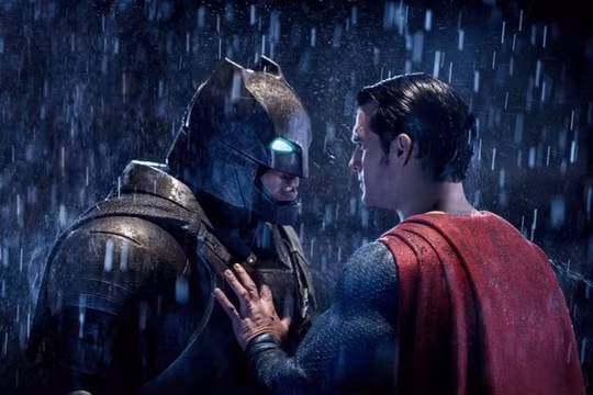 Batman và Superman đối đầu trong "Ánh sáng công lý) (Nguồn: Warner Bros)
