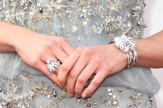 Cận cảnh lắc tay và nhẫn kim cương tinh tế của Daisy Ridley.