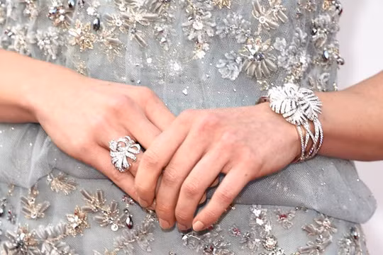 Cận cảnh lắc tay và nhẫn kim cương tinh tế của Daisy Ridley.