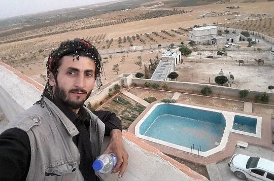 Serdar Mahmud khoe ảnh chụp cùng với biệt thự của thủ lĩnh IS Abu Bakr al-Baghdadi.