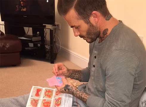David Beckham đang khâu quần áo búp bê cho con gái Harper
