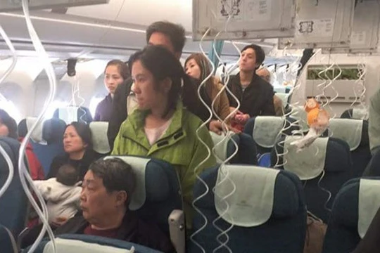 Mặt nạ dưỡng khí rơi xuống sau thông báo lỗi hệ thống. (Ảnh do hành khách trên chuyến bay chụp lại).