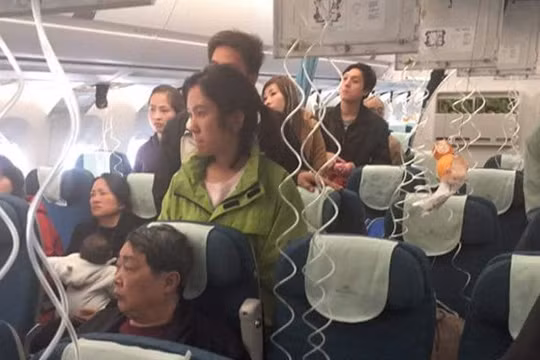 Mặt nạ dưỡng khí rơi xuống sau thông báo lỗi hệ thống. (Ảnh do hành khách trên chuyến bay chụp lại).