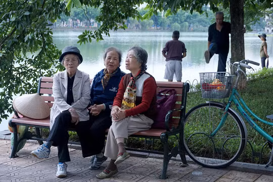 Lúc chuyển mùa, người già và trẻ em luôn cần giữ ấm cơ thể (ảnh minh hoạ).