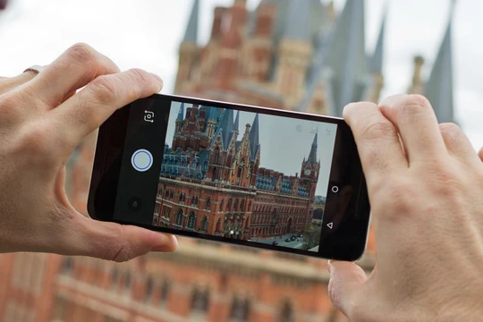 Video: Top 4 smartphone hấp dẫn chỉ có hàng xách tay