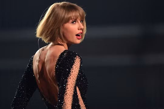 Taylor Swift có phần trình diễn sôi động tại Grammy năm nay - Ảnh: AFP