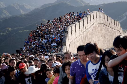 Người dân Trung Quốc chen chúc trên Vạn Lý Trường Thành.