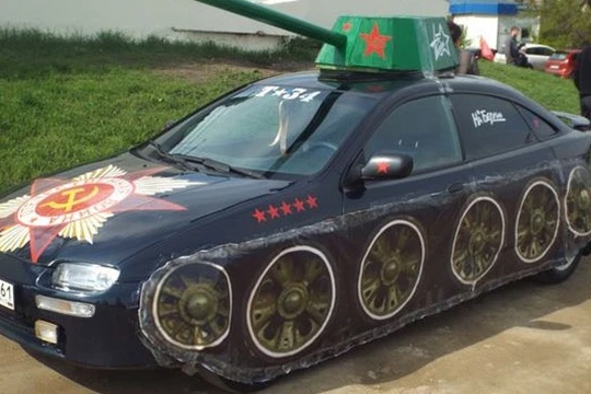 Ô tô mang phong cách xe tăng.