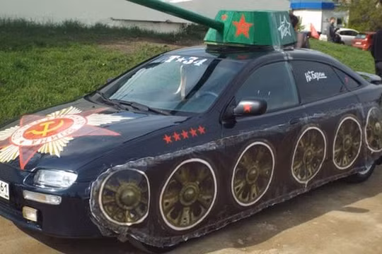 Ô tô mang phong cách xe tăng.