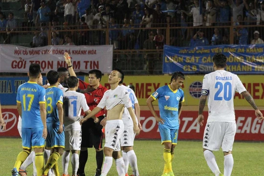 Video: Xô ngã vào trọng tài, Văn Quyết nhận ngay thẻ đỏ