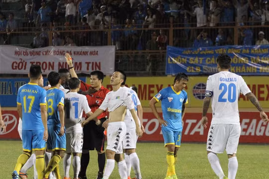 Video: Xô ngã vào trọng tài, Văn Quyết nhận ngay thẻ đỏ