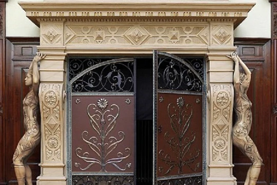 Hai người hòa tan vào cánh cổng, bạn nhận ra họ?