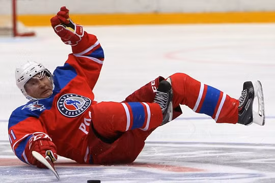 Tổng thống Putin có dịp trổ tài chơi khúc côn cầu trên băng ở thành phố Sochi.