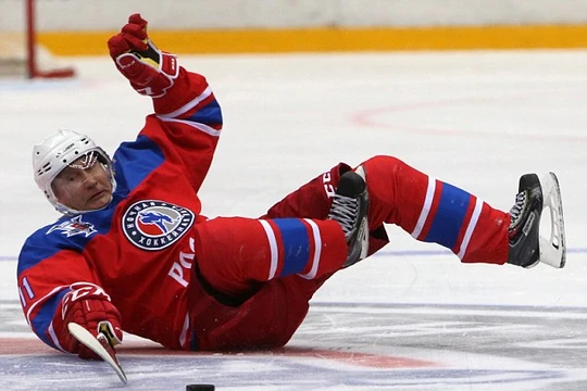 Tổng thống Putin có dịp trổ tài chơi khúc côn cầu trên băng ở thành phố Sochi.