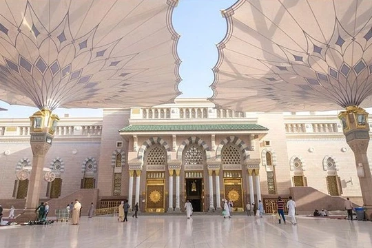 Thánh đường Al-Masjid an-Nabawi với các cột lớn tuyệt đẹp ở Medina, Ả Rập Saudi.