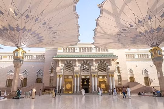 Thánh đường Al-Masjid an-Nabawi với các cột lớn tuyệt đẹp ở Medina, Ả Rập Saudi.