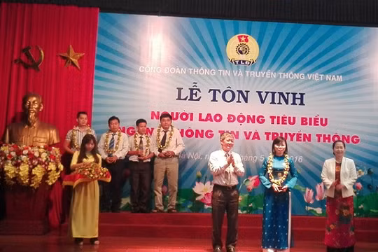 Ủy viên Ban cán sự Đảng, Thứ trưởng Bộ TT&TT Nguyễn Thành Hưng và Ủy viên Đảng Đoàn, Phó Chủ tịch Tổng Liên đoàn lao động Việt Nam Nguyễn Thị Thu Hồng tặng hoa và kỷ niệm chương cho chị Nguyễn Thị Thu Hằng VNPT- VinaPhone Bà Rịa-Vũng Tàu.