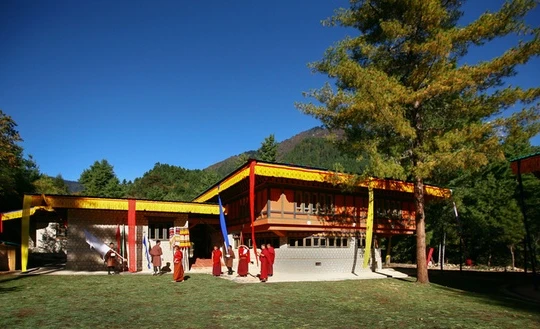 Nằm ở khu vực Nam Á, Bhutan được mệnh danh là quốc gia hạnh phúc nhất thế giới với không khí trong lành, nhịp sống bình yên, con người hiền hòa... Bhutan là nước đầu tiên trên thế giới áp dụng chỉ số hạnh phúc quốc gia để đánh giá chất lượng cuộc sống của