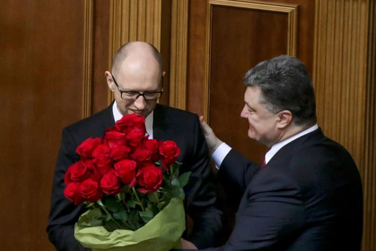 Thủ tướng Ukraina Arseniy Yatsenyuk và Tổng thống Pyotr Poroshenko tại cuộc họp đầu tiên của tân nghị viện Ukraina ở Kiev Đọc thêm: http://vn.sputniknews.com/photo/20160411/1493276.html#ixzz45XZQoavV