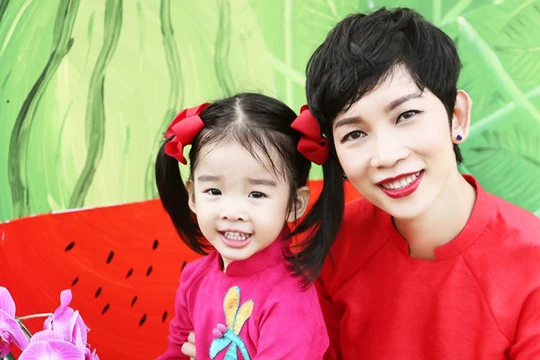 Mẹ con siêu mẫu Xuân Lan "siêu đáng yêu' chụp ảnh áo dài Tết