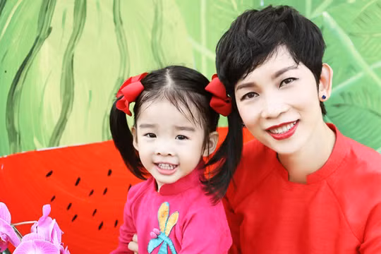 Mẹ con siêu mẫu Xuân Lan "siêu đáng yêu' chụp ảnh áo dài Tết