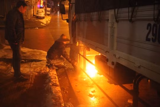 Hình ảnh tài xế đốt lửa dưới bình nhiên liệu khiến nhiều người đi qua phải rùng mình. Ảnh: Otofun