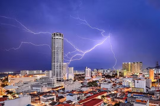 Ở chủ đề thành phố, giải ba thuộc về Jeremy Tan với bức ảnh sét đánh gần tòa nhà Komtar Tower ở Penang, Malaysia.