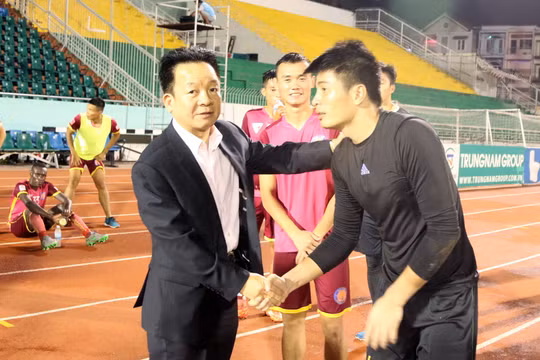 Ông bầu Đỗ Quang Hiển (trái) động viên cầu thủ Sài Gòn sau trận thua Hà Nội T&T 0-3 ở vòng 23 V-League 2016 hôm 27-8 trên sân Thống Nhất. Ảnh: N.K