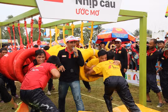 Quyền Linh hạnh phúc khi tham gia xây cầu cho dân nghèo