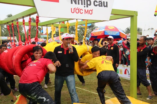 Quyền Linh hạnh phúc khi tham gia xây cầu cho dân nghèo