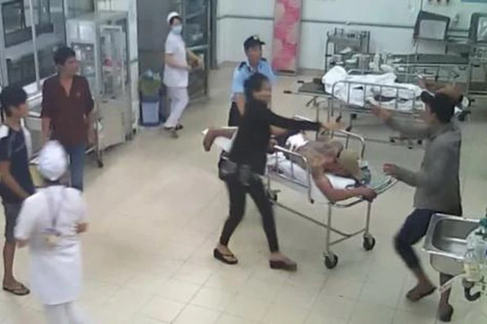 Video: Ngang nhiên hành hung bệnh nhân đang cấp cứu