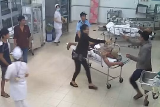 Video: Ngang nhiên hành hung bệnh nhân đang cấp cứu