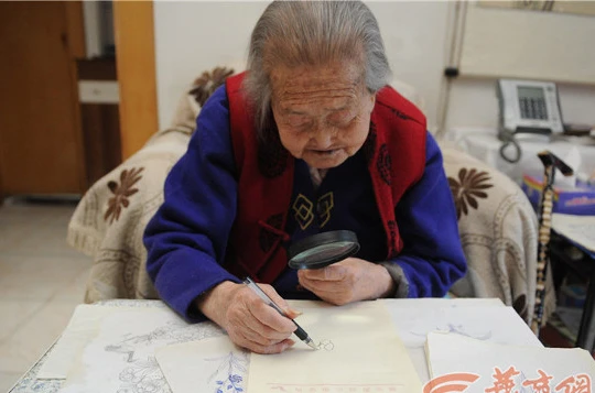 Sinh năm 1915 tại Tây An, bà Shen Yunying không có cơ hội được đi học. Tuy nhiên, khi 80 tuổi, bà bắt đầu được học những nét vẽ đầu tiên. Kể từ đó, nó đã trở thành sở thích của bà.