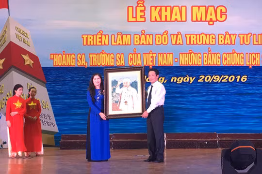 Thay mặt Lãnh đạo Bộ TT&TT, Thứ trưởng Hoàng Vĩnh Bảo trao tặng bức tranh lưu niệm cho UBND tỉnh Đắk Nông